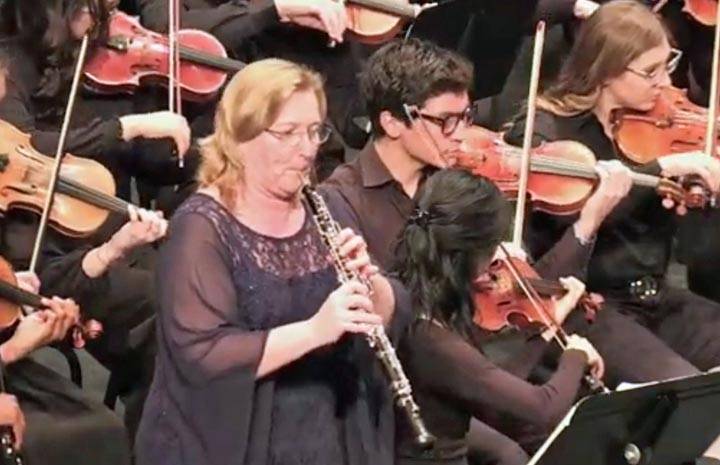 Marlen Vavr&#237;kova with the orchestra